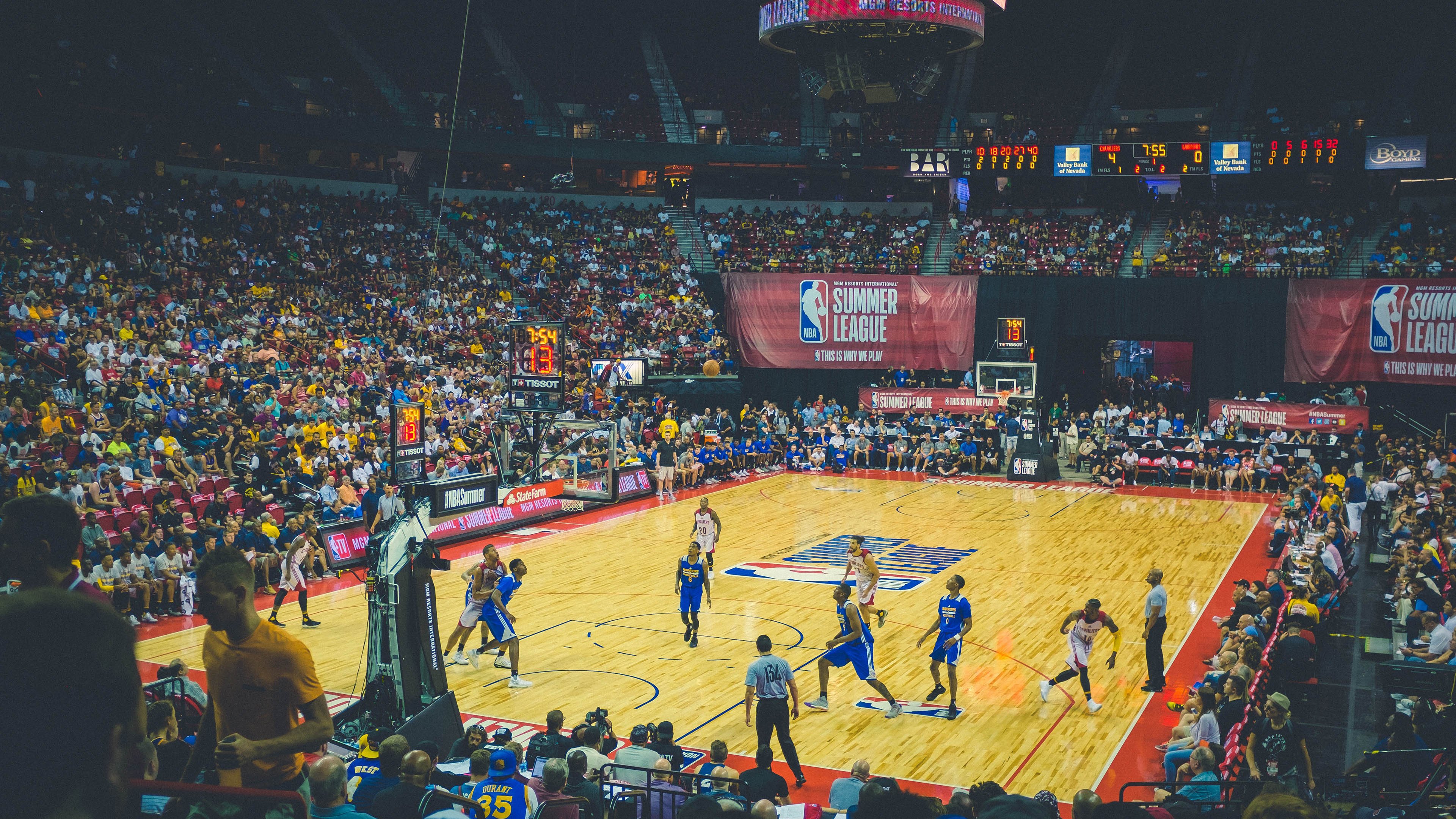 “天灾挑战:暴雨雪雹中的赛场勇士”,雪暴灾害