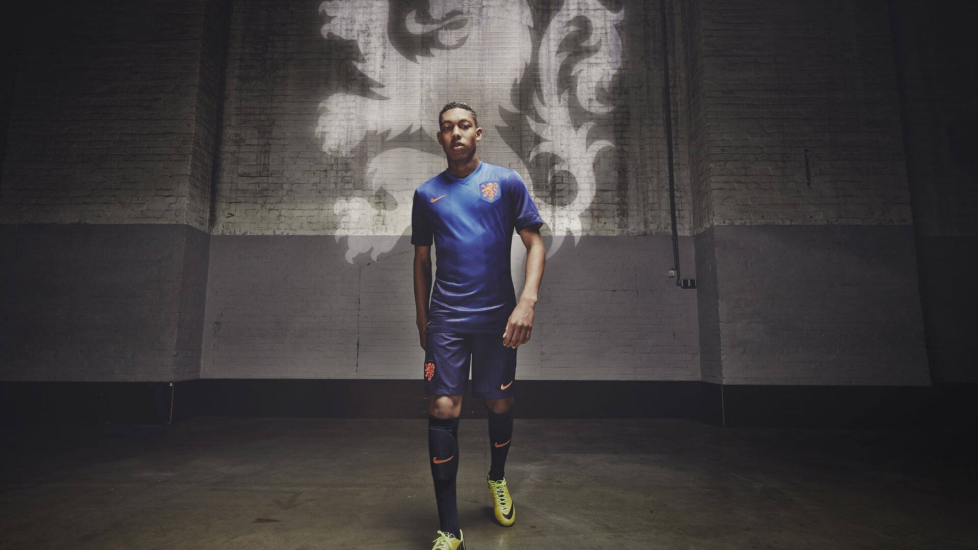 “悬崖飞跃:险境中的极速腾空”,悬崖速降图片